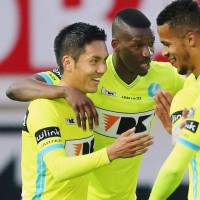Gent forward Yuya Kubo (left) celebrates after scoring against Zulte-Waregem on Tuesday. | KYODO