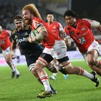 The Sunwolves\' Willie Britz runs in a try against the Highlanders on Saturday in Invercargill, New Zealand. | AFP-JIJI