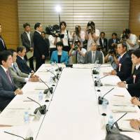 Members of the government\'s key economic policy-setting panel gather for a meeting Tuesday at the Prime Minister\'s Office. | KYODO