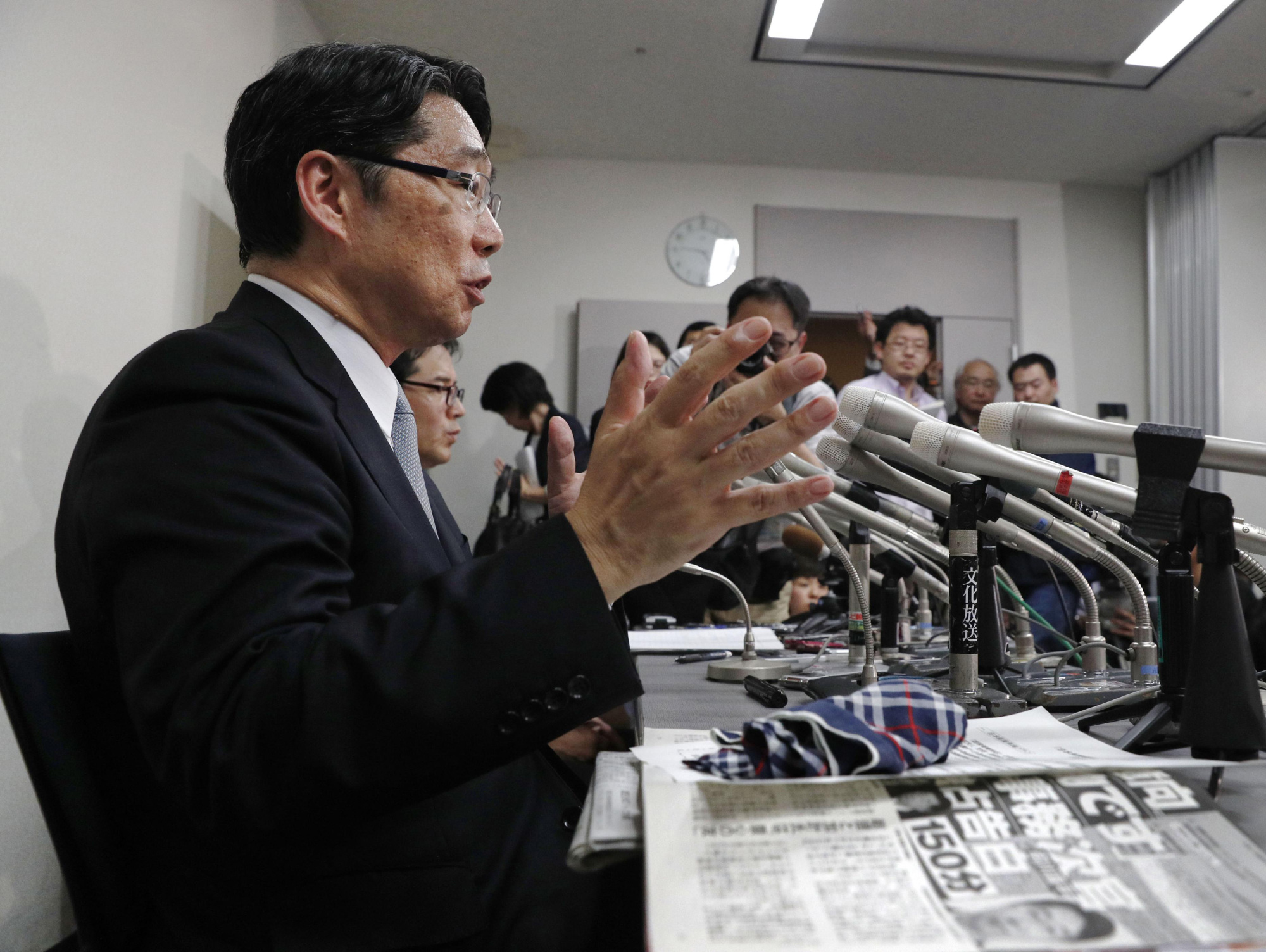Former vice education minister Kihei Maekawa speaks at a news conference Thursday about documents concerning a scandal surrounding the government approval of a new veterinary department at a university run by Kake Gakuen. | KYODO