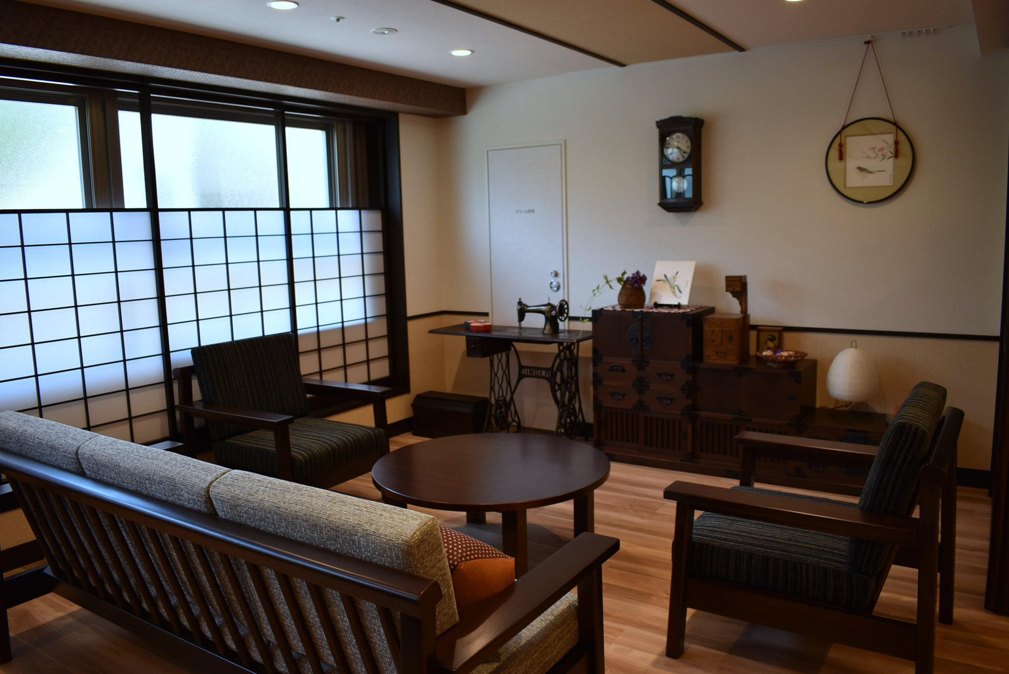A lounge with a nostalgic atmosphere helps residents feel relaxed at this dementia-friendly care home for the elderly in Tokyo's Setagaya Ward. | SATOKO KAWASAKI