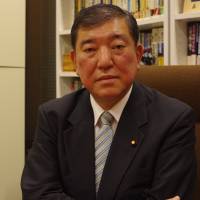 Shigeru Ishiba Former defense chief courts controversy by questioning Abe plan to revise Constitution