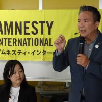 Taro O\'Sullivan, executive director of Amnesty International Japan, speaks during a news briefing at the organization\'s Tokyo headquarters on Tuesday. | DAISUKE KIKUCHI