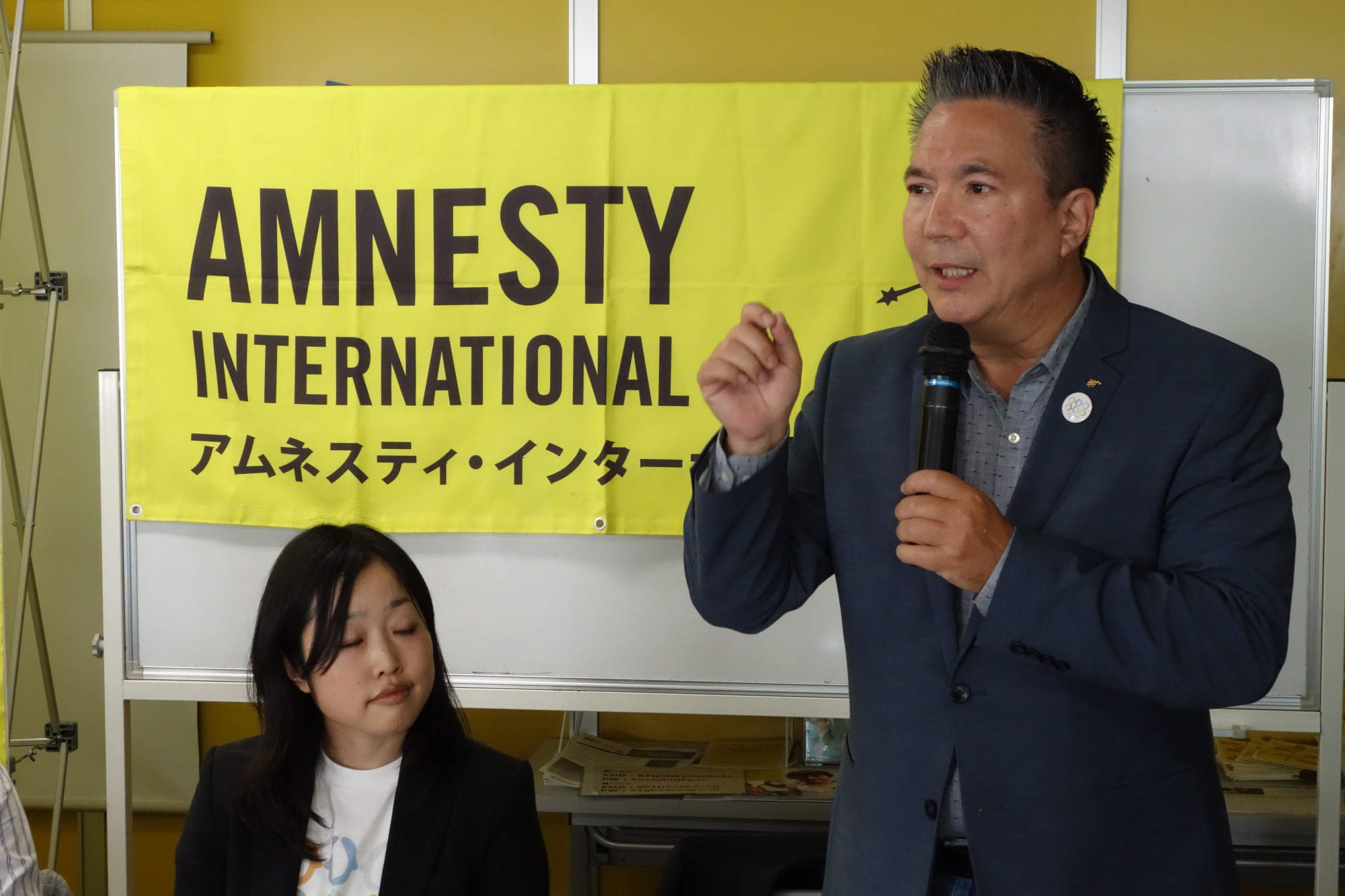 Taro O'Sullivan, executive director of Amnesty International Japan, speaks during a news briefing at the organization's Tokyo headquarters on Tuesday. | DAISUKE KIKUCHI