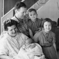 Sonia Reed, who escaped Nazi-occupied Poland with a transit visa issued by Japanese diplomat Chiune Sugihara, poses with her husband, Curt, and their three children, Deborah, David and Shelley, at  her new home in New York in 1958. | COURTESY OF DEBORAH REED
