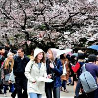 The Japan Tourism Agency said on Friday that Japan set a monthly record of 2,578,900 tourists in April,  thanks to Easter Sunday and the cherry blossom season. | YOSHIAKI MIURA