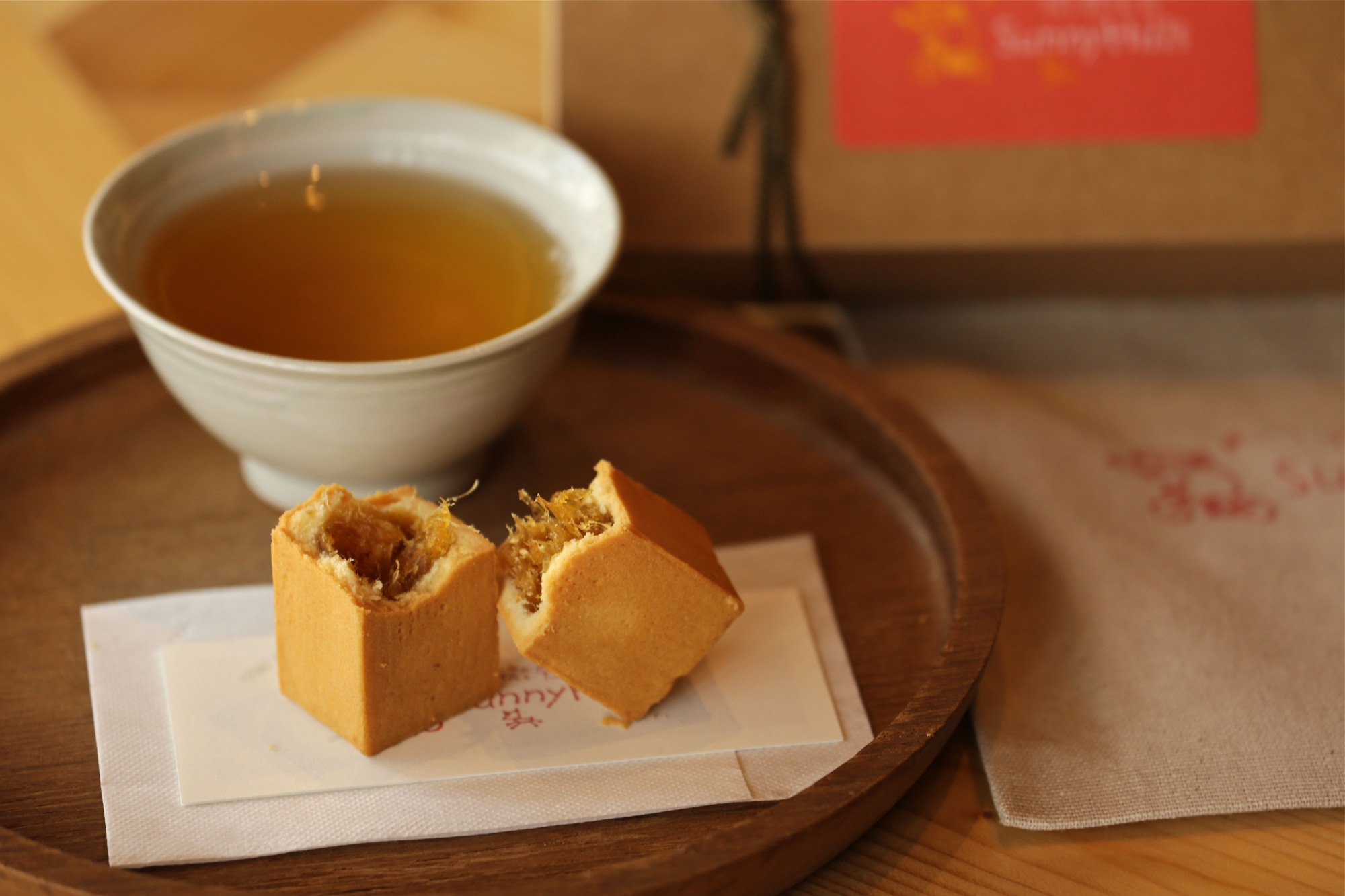 Pineapple cakes pirouettes and petals in Aoyama Pineapple cakes pirouettes and petals in Aoyama