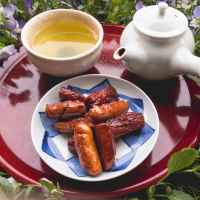 Experiment with brown and white sugar when making karintō to enjoy with the season’s first harvest of green tea. First-harvest green tea goes best with traditional ‘karinto’ sweets