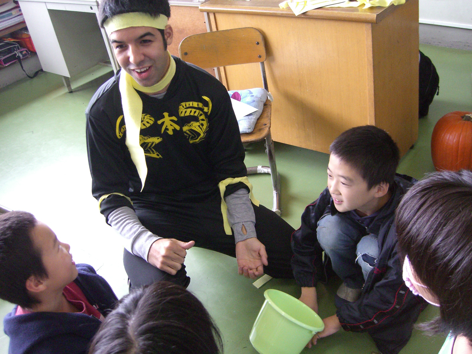 ALT in action: A JET assistant language teacher takes part in Halloween activities with students at  Onomoto Elementary School in Nishiaizu, Fukushima Prefecture, in 2007. | COURTESY OF DANIEL MORALES