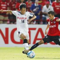Kawasaki Frontale\'s Kengo Nakamura (left) takes on a Muangthong United defender during their Asian Champions League round of 16, first leg match on Tuesday. | KYODO