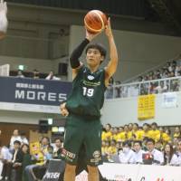 Storks guard Tadahiro Yanagawa takes a fourth-quarter jumper in Game 2 of the B. League second-division semifinals against the Crane Thunders on Friday in Nishinomiya, Hyogo Prefecture. Nishinomiya defeated Gunma 70-60. | B. LEAGUE