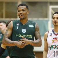 Storks star Draelon Burns, a DePaul University alum, had 13 points and five assists in Game 2 of the B. League second-division semifinals on Friday night against the Crane Thunders. | B. LEAGUE