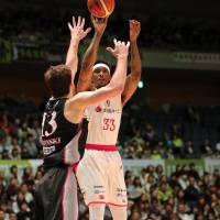 Chiba’s Tyler Stone shoots a first-quarter jumper over Hokkaido’s Jordan Bachynski on Saturday in Sapporo. The Jets defeated the Levanga 77-60, with Stone scoring a game-high 21 points. Jets throttle Levanga for eighth straight win