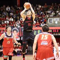 Alvark shooting guard Daiki Tanaka launches a long shot against San-en on Sunday. | KAZ NAGATSUKA