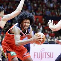 San-en forward Josh Childress attacks against the Alvark on Sunday. | KAZ NAGATSUKA