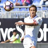 Keisuke Honda passes the ball during AC Milan\'s 2-1 defeat to Cagliari on Sunday. | KYODO