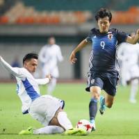 Japan\'s Koki Ogawa (right) takes on a Honduras defender during an Under-20 friendly match on Monday at Shizuoka Stadium Ecopa. Japan won 3-2. | KYODO
