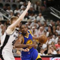 Warriors pounce on injury-plagued Spurs