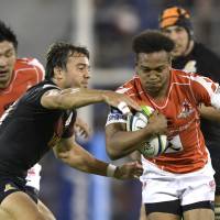Sunwolves fullback Kotaro Matsushima breaks through a tackle by Juan Hernandez of the Jaguares during their Super Rugby match in Buenos Aires on May 6. | AFP-JIJI