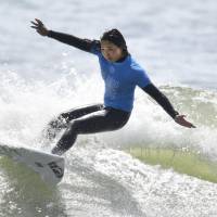 Minori Kawai rides a wave en route to the Ichinomiya Chiba Open women\'s title on Sunday. The event is a part of the World Surf League\'s qualifying series. | KYODO