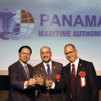 Minister for Maritime Affairs Jorge Barakat (center)raises a toast with Seishiro Eto (left), president of the Panama-Japan Inter-Parliamentary League, and Ambassador of Panama to Japan Ritter N. Diaz, during a reception at the Palace Hotel Tokyo on May 22. | COURTESY OF PANAMA EMBASSY