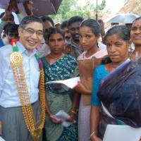 Then-ADB President Haruhiko Kuroda visits the Tsunami Emergency Assistance Project in Nagapattinam, India, on Oct. 13, 2007. | ADB