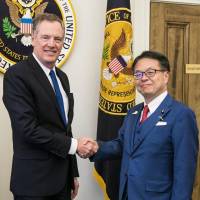 U.S. Trade Representative Robert Lighthizer shakes hands with trade minister Hiroshige Seko in Washington on Thursday. | POOL / VIA KYODO