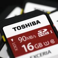 Western Digital plans to build a flash memory production plant in central Japan. The move comes as the U.S. company is aiming to buy a stake in Toshiba Memory in a joint bid with the state-backed Innovation Network Corp. of Japan turnaround fund and the state-owned Development Bank of Japan. | BLOOMBERG