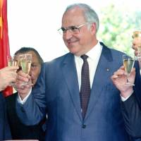 Soviet President Mikhail Gorbachev and German Chancellor Helmut Kohl toast after signing common declarations and 10 bilateral conventions and accords in Bonn in June 1989. Kohl, a colossus of contemporary European history who was celebrated as the father of German reunification and an architect of European integration, died Friday at the age of 87. | AFP-JIJI
