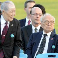 Terumi Tanaka (right), secretary-general of the Japan Confederation of A- and H-Bomb Sufferers Organizations (Nihon Hidankyo), attends a ceremony during U.S. President Barack Obama\'s visit to Hiroshima in May 2016. | KYODO