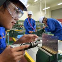 Students at Gifu Technical High School learn skills for manufacturing aircraft. | CHUNICHI SHIMBUN
