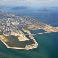 The mayor of Iwakuni, Yamaguchi Prefecture, has agreed to let dozens of U.S. carrier aircraft based in Atsugi, Kanagawa Prefecture, be transferred to U.S. Marine Corps Air Station Iwakuni. | KYODO