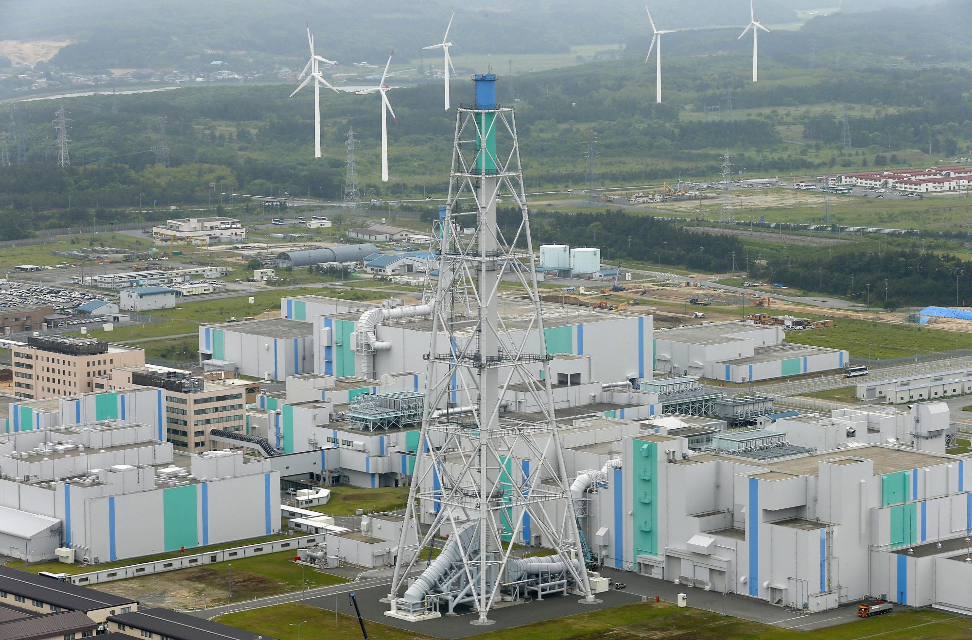 A reprocessing plant for spent nuclear fuel is seen in the village of Rokkasho, Aomori Prefecture. Japan plans to seek a nuclear pact with the United States that will renew automatically, sources said Tuesday. | KYODO