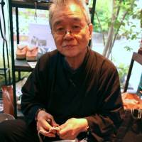 Craftsman Tatsunosuke Funabiki applies his magic touch to a pair of traditional Japanese footwear. | KIT NAGAMURA