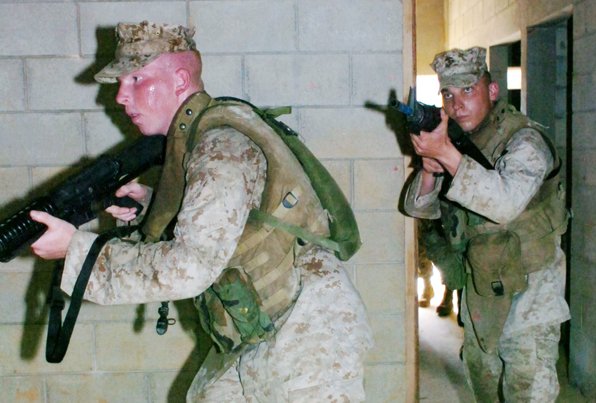 U.S. Marines take part in a military exercise at Camp Hansen, Okinawa, in 2007. | BLOOMBERG