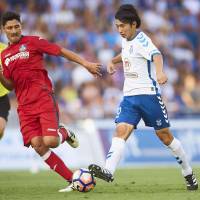 Tenerife\'s Gaku Shibasaki (right) dribbles the ball as Getafe\'s Alejandro Faurlin defends in a La Liga promotion playoff final match on Wednesday in Tenerife, Spain. | GETTY / VIA KYODO