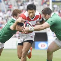 Japan\'s Ryuji Noguchi is tackled by two Ireland players during Saturday\'s test match in Shizuoka. | KYODO