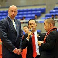 Former Chiba Jets assistant coach Geoffrey Katsuhisa (center), seen in a December 2011 file photo, has filled the Sunrockers Shibuya head coaching vacancy. Katsuhisa worked as an assistant coach for Shibuya this past season. | YOSHIAKI MIURA