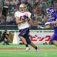 Seagulls wide receiver Taro Shimizu runs for a touchdown during the second quarter of the Pearl Bowl final against the BigBlue at Tokyo Dome on Monday night. Mizuno leads Seagulls past BigBlue in Pearl Bowl final