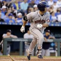 The Astros’ Norichika Aoki hits a sixth-inning single against the Royals on Thursday in Kansas City. Aoki moves within two hits of career milestone