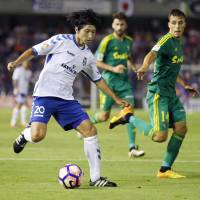 Gaku Shibasaki controls the ball during the second leg of Tenerife’s promotion playoff semifinal against Cadiz on Sunday. | KYODO