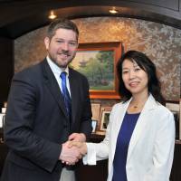 Sam Potolicchio, director of Global and Custom Education at the McCourt School of Public Policy at Georgetown University, meets Japan Times Managing Editor Sayuri Daimon during a courtesy visit to the Tokyo office on May 30. | YOSHIAKI MIURA