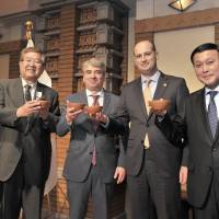 Georgian Ambassador Levan Tsintsadze (second from left) and the Official Visi of the Minister of Foreign Affairs of Georgia to Japan Mikheil Janelidze raises a toast alongside Lower House members Akira Sato (left) and Motome Takizawa (right), parliamentary vice-minister for foreign affairs, during a reception to celebrate Georgia\'s Independence Day and the 25th anniversary of the establishment of diplomatic relations between Georgia and Japan at Imperial Hotel in Tokyo on June 1. | YOSHIAKI MIURA