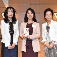 Tokyo Women\'s Club President Yuko Hayashi (left) and Mitsuko Konoma (right), former president of the club, pose with Sayuri Daimon, managing editor of The Japan Times, at Tokyo American Club on June 5. The club donated &#165;200,000 to The Japan Times Readers\' Fund, which is a fundraising campaign for people in need, especially in other parts of Asia. | SATOKO KAWASAKI