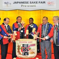 A barrel of sake is broken by guests at Japanese Sake Fair 2017 at Ikebukuro Sunshine City on June 16. Participants are (from left) National Research Institute of Brewing President Nami Goto; Norio Yamana, deputy commissioner of the Commissioner\'s Secretariat at the National Tax Agency; Shigeyuki Shinohara, chairman of the Japan Sake and Shochu Makers Association; Liberian Ambassador Youngor Sevelee Telewada; Marshall Islands Ambassador Tom Kijiner; and Yoshinori Ohsumi, honorary professor at the Tokyo Institute of Technology and winner of the 2016 Nobel Prize in physiology and medicine. | YOSHIAKI MIURA