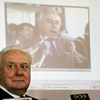 Former Australian Prime Minister Gough Whitlam watches as a film clip of his resignation speech plays behind him during a November 2005 lunch in Sydney. Case targets letters that may reveal what Queen Elizabeth II knew of 1975 plan to dismiss Australian government