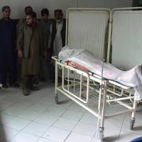 Pakistani Kashmiris gather around the body of an army soldier on a trolley in Athmaqam on Sunday, after his death in a cross-border firing incident in Pakistan-administered Kashmir\'s Neelum Valley. Pakistan\'s military has accused India of hitting a military vehicle and killing four soldiers in cross-border firing in the disputed Kashmir region. | AFP-JIJI