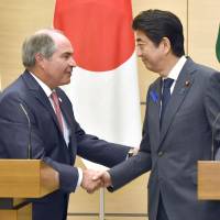Prime Minister Shinzo Abe and Jordanian Prime Minister Hani al-Mulki shake hands after a news conference at the Prime Minister\'s Office in Tokyo on Friday. | KYODO