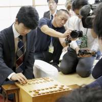 Professional shogi player Sota Fujii (left) faces off against Yuki Sasaki at Shogi Kaikan Hall in Tokyo\'s Shibuya Ward on Sunday. | KYODO