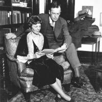 Amelia Earhart and her husband, George P. Putnam, relax at home in 1931. | PUBLIC DOMAIN